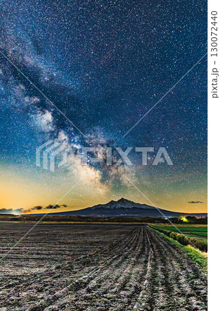 北海道・斜里岳の夜空を彩る満天の天の川 北海道・斜里岳の夜空を彩る満天の天の川 130072440
