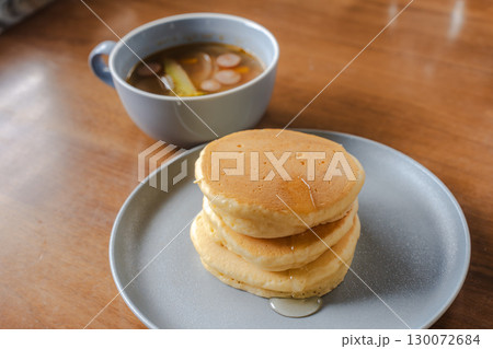 パンケーキとシロップにソーセージ入りスープを添えた洋風朝食 パンケーキとシロップにソーセージ入りスープを添えた洋風朝食 130072684