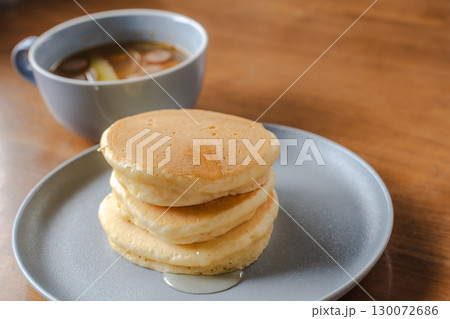 パンケーキとシロップにソーセージ入りスープを添えた洋風朝食 130072686