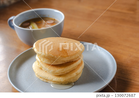 パンケーキとシロップにソーセージ入りスープを添えた洋風朝食 130072687