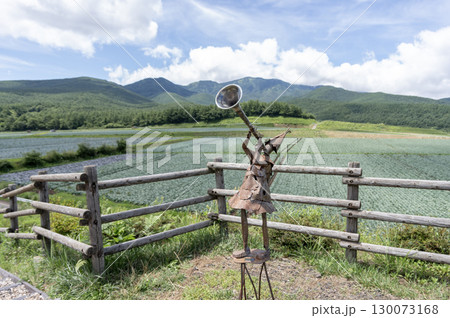 群馬県嬬恋村愛妻家の丘のラッパ吹きの人形 130073168
