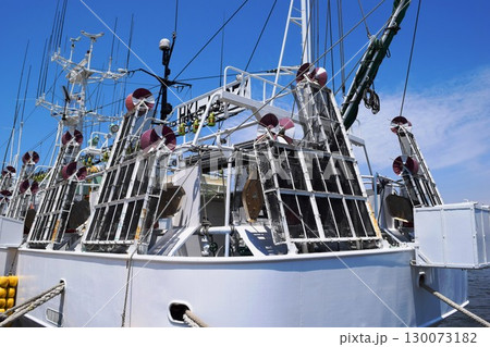 大型のイカ釣り漁船 大型のイカ釣り漁船 130073182
