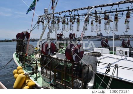大型のイカ釣り漁船 130073184