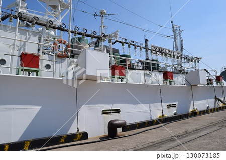 大型のイカ釣り漁船 130073185