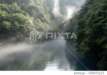 静寂と朝靄に包まれた朝の白砂ダム 静寂と朝靄に包まれた朝の白砂ダム 130073221