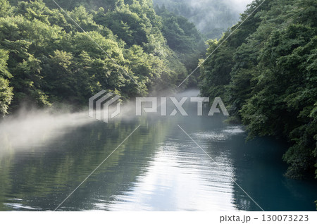 静寂と朝靄に包まれた朝の白砂ダム 静寂と朝靄に包まれた朝の白砂ダム 130073223