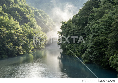 静寂と朝靄に包まれた朝の白砂ダム 静寂と朝靄に包まれた朝の白砂ダム 130073226
