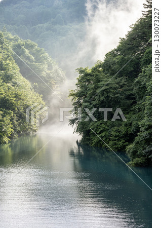 静寂と朝靄に包まれた朝の白砂ダム 静寂と朝靄に包まれた朝の白砂ダム 130073227