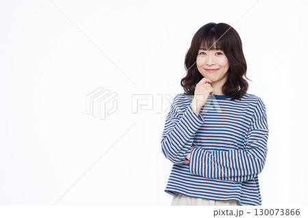 笑顔で考えている女性 笑顔で考えている女性 130073866