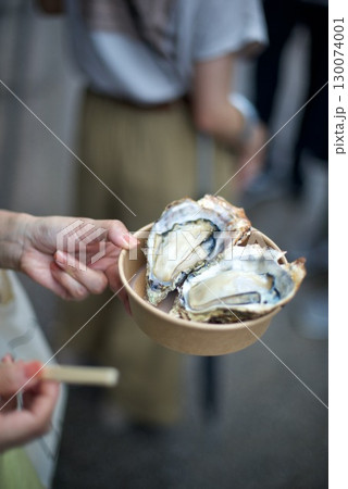食べ歩き用に買ったテイクアウトの焼きがき 130074001