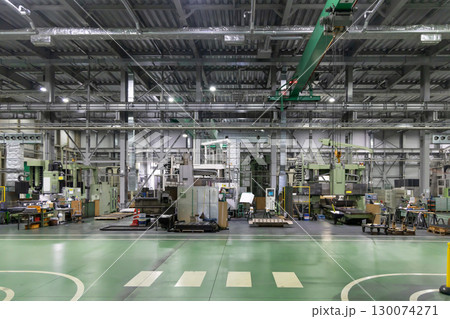 工作機械の並ぶ工場 130074271