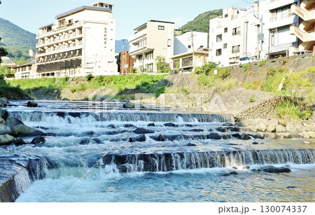箱根湯本を流れる早川 130074337