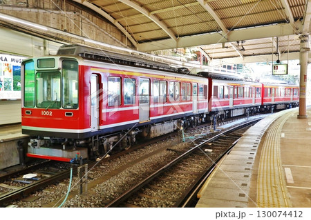 箱根湯本駅に佇む箱根登山電車 箱根湯本駅に佇む箱根登山電車 130074412