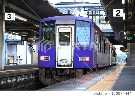 【JR西日本】キハ120形300番台(関西本線:加茂駅) 【JR西日本】キハ120形300番台(関西本線:加茂駅) 130074444