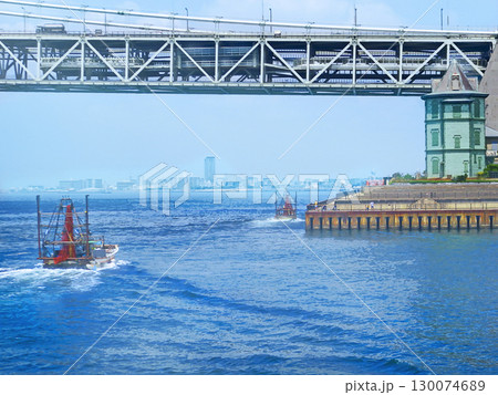 明石海峡大橋の風景 漁船と明石の街並み【横構図】 130074689