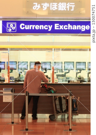 外貨両替カウンター エクスチェンジ 空港の両替カウンター 外貨両替カウンター エクスチェンジ 空港の両替カウンター 130074751