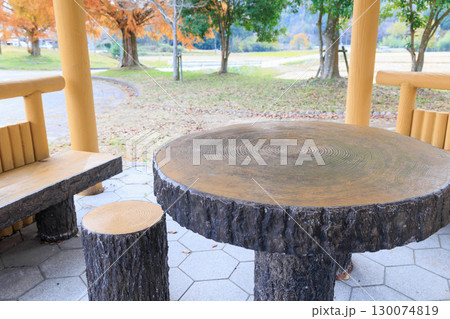公園でみかける屋根付きの休憩所あずまや(メタセコイア紅葉) 公園でみかける屋根付きの休憩所あずまや(メタセコイア紅葉) 130074819