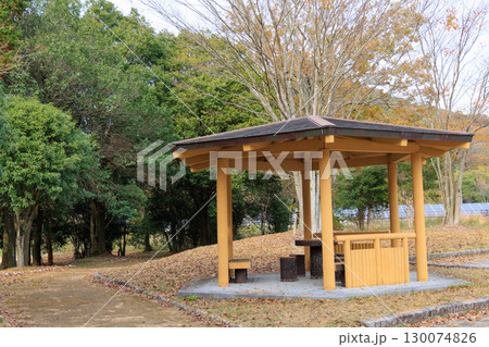 公園でみかける屋根付きの休憩所あずまや(メタセコイア紅葉) 公園でみかける屋根付きの休憩所あずまや(メタセコイア紅葉) 130074826