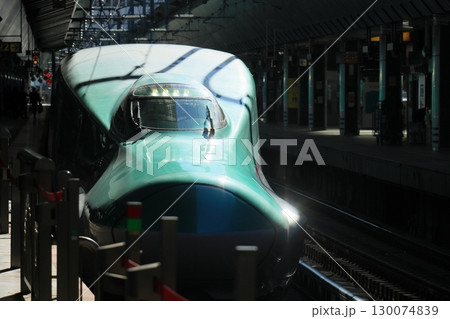 新幹線はやぶさの先頭車両 東京駅を出発する東北新幹線はやぶさ 新幹線はやぶさの先頭車両 東京駅を出発する東北新幹線はやぶさ 130074839