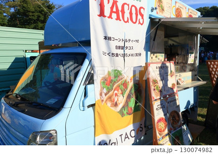 人気のキッチンカー　観光地のキッチンカー 130074982