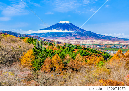 山梨 紅葉の二十曲峠からみる富士山 130075073