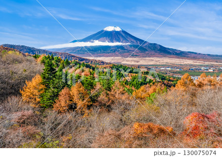 山梨 紅葉の二十曲峠からみる富士山 130075074