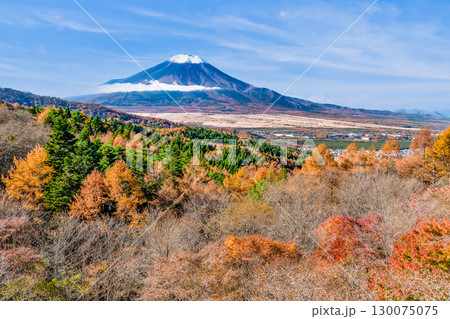 山梨 紅葉の二十曲峠からみる富士山 山梨 紅葉の二十曲峠からみる富士山 130075075