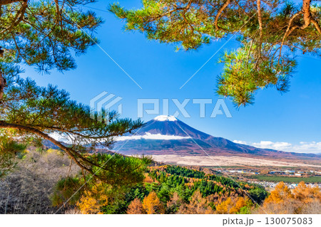 山梨 紅葉の二十曲峠からみる富士山 130075083