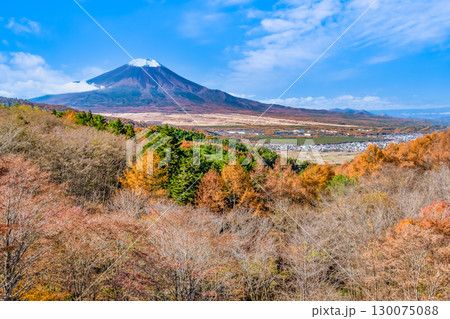 山梨 紅葉の二十曲峠からみる富士山 130075088