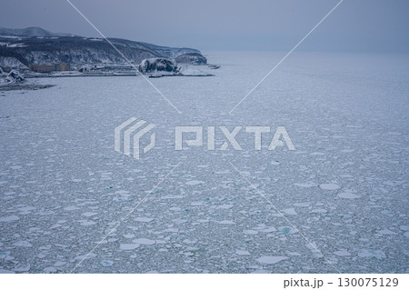 冬の知床・ウトロの海岸線と流氷の風景 130075129