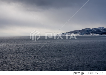 冬の知床・羅臼の海岸線を望む 130075133