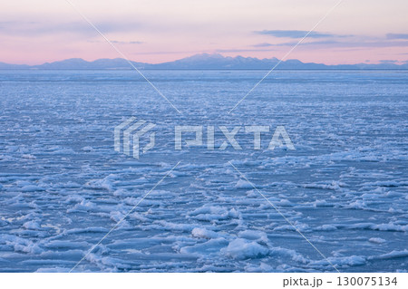 根室から見た流氷と知床連山 130075134