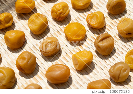 竹笊に並べた天日干し中の梅の実のクローズアップ（梅干し・土用干し） 130075186