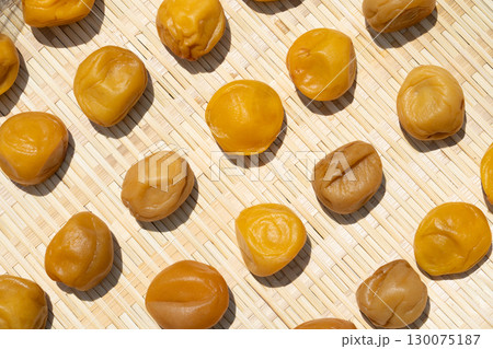 竹笊に並べた天日干し中の梅の実のクローズアップ（梅干し・土用干し） 130075187