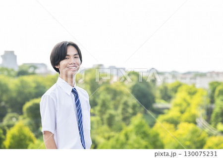 男子中学生のポートレート　笑顔　カメラ目線 130075231