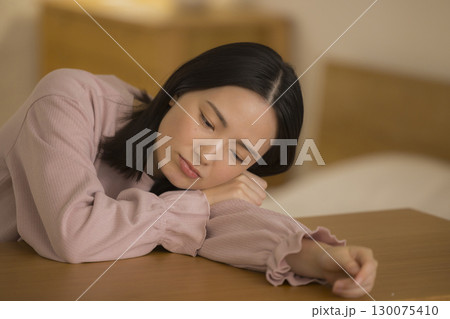 夜リビングで眠る若い女性 夜リビングで眠る若い女性 130075410
