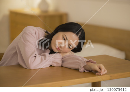 夜リビングで眠る若い女性 夜リビングで眠る若い女性 130075412