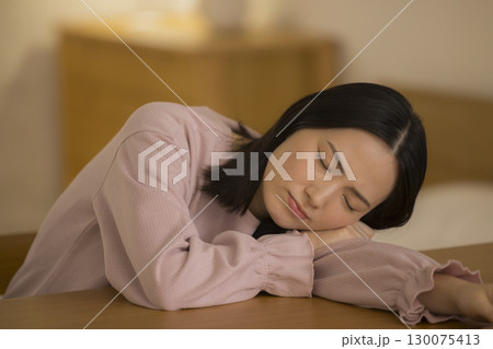 夜リビングで眠る若い女性 夜リビングで眠る若い女性 130075413
