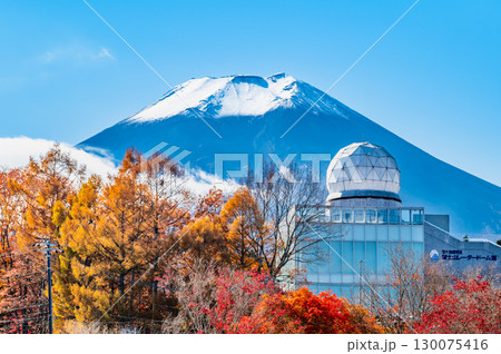 山梨 富士山レーダードームと背景にそびえる富士山 130075416