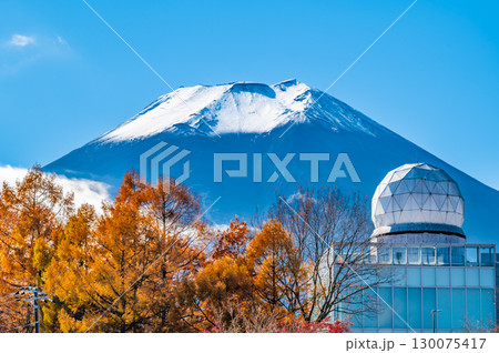 山梨 富士山レーダードームと背景にそびえる富士山 130075417