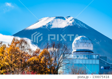 山梨 富士山レーダードームと背景にそびえる富士山 山梨 富士山レーダードームと背景にそびえる富士山 130075418