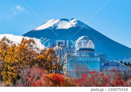 山梨 富士山レーダードームと背景にそびえる富士山 130075419