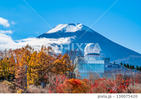 山梨 富士山レーダードームと背景にそびえる富士山 130075420