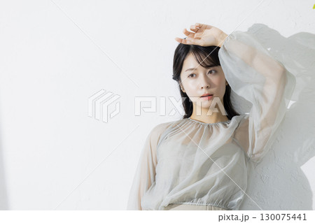 ポーズをとるモデル ポーズをとるモデル 130075441