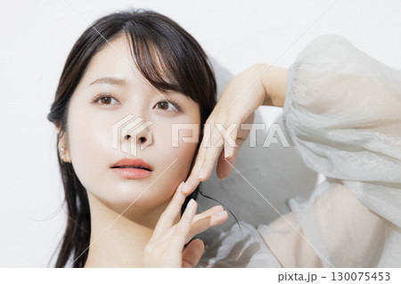 ポーズをとるモデル 130075453