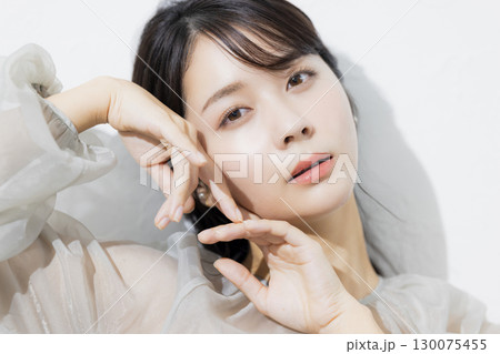 ポーズをとるモデル 130075455