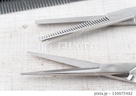 散髪用のはさみとすきばさみの刃先のクローズアップ 130075482