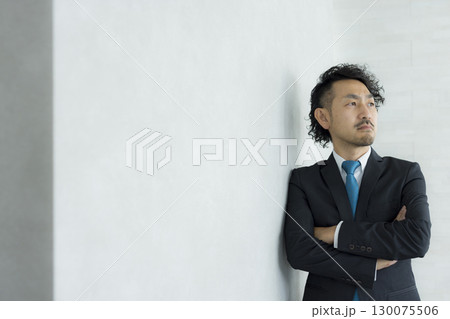 スーツを着た髭の男性 130075506