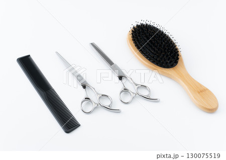 白背景にヘアブラシと散髪用のはさみとすきばさみと櫛のセット 白背景にヘアブラシと散髪用のはさみとすきばさみと櫛のセット 130075519