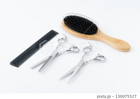 白背景にヘアブラシと散髪用のはさみとすきばさみと櫛のセット 白背景にヘアブラシと散髪用のはさみとすきばさみと櫛のセット 130075527